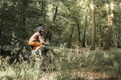 Rowerzysta na leśnym singletracku