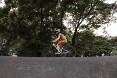 Dziecko na szczycie betonowej bandy toru