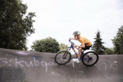 Dziecko pokonuje ścianę pumptracka