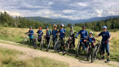 Grupa Akademii na wyprawie MTB w górach z panoramą szczytów